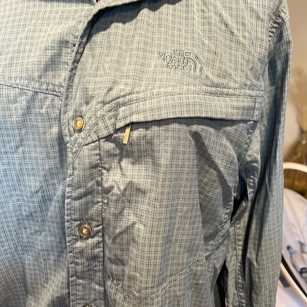 The North Face Mens Long Sleeve Button Down Shirt with Zipper Pocket Size Medium